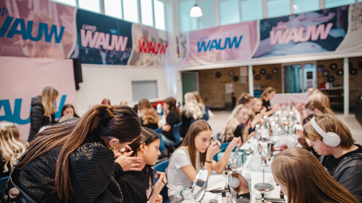 Piger der lægger makeup