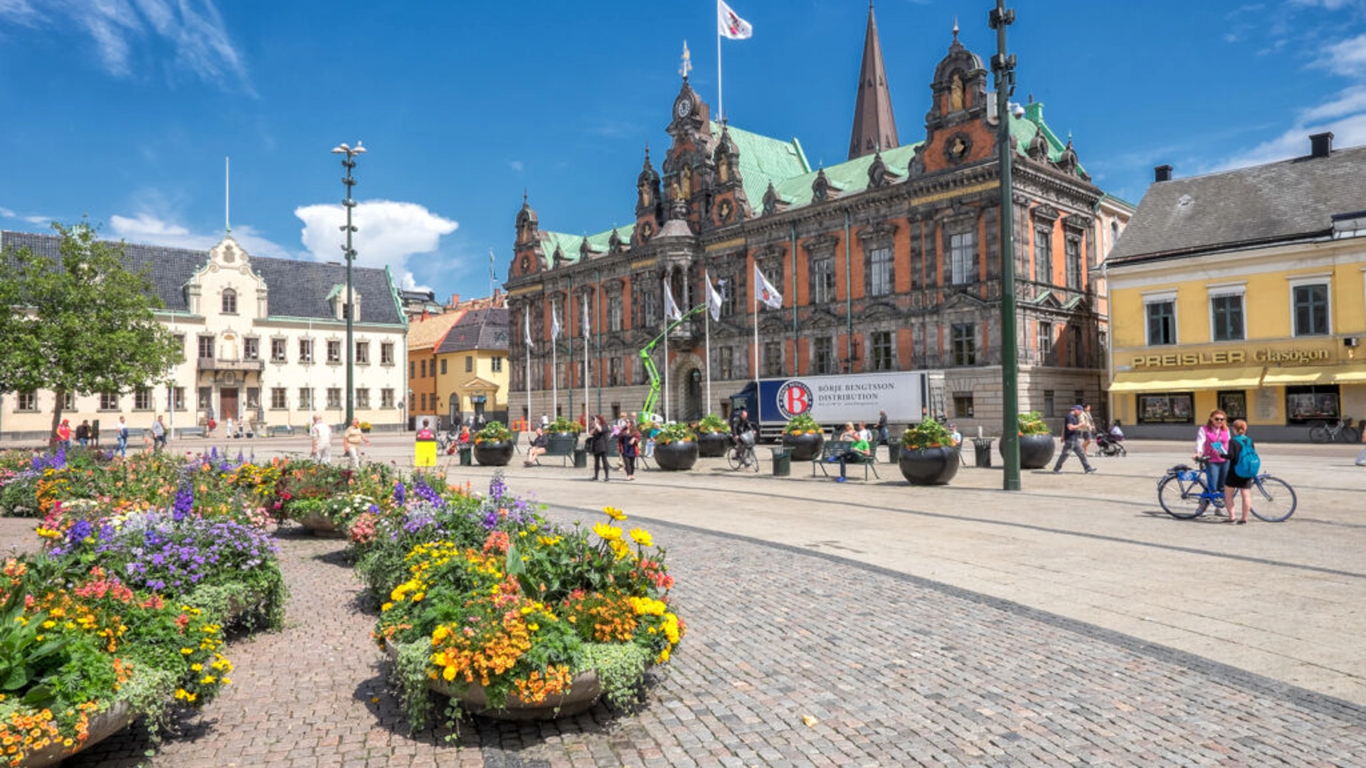 Malmø rådhus, rød murstensbygning med spir og grønt kobbertag
