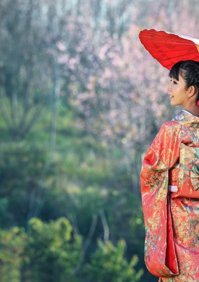 japansk dame i rød kimono og rød paraply