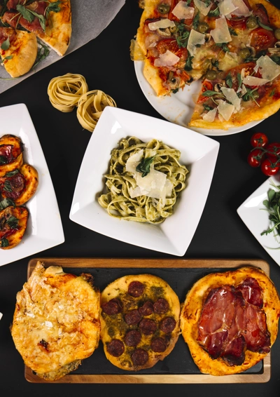 pizzaer og en tallerken med pasta