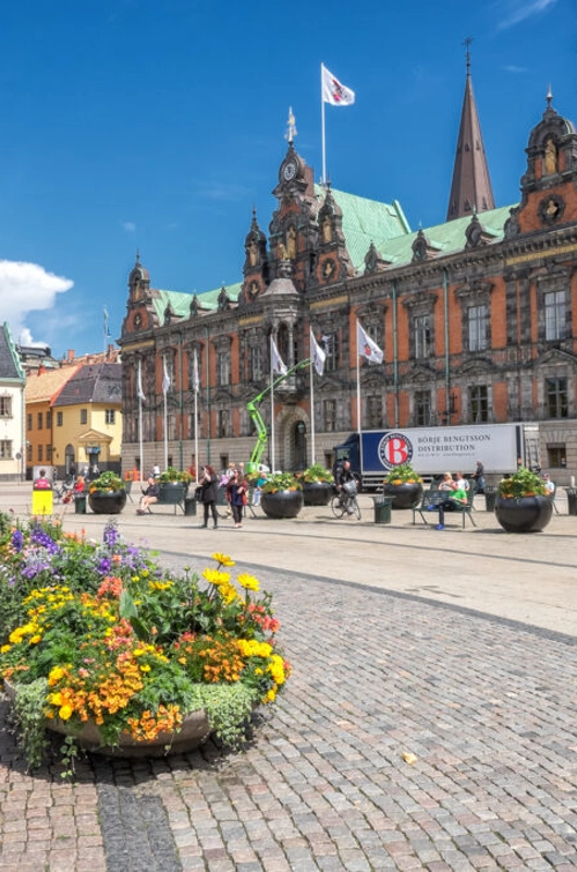 Malmø rådhus, rød murstensbygning med spir og grønt kobbertag