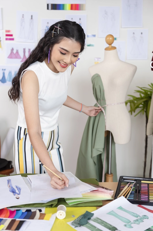 kvinde der tager mål på en gine og skriver noter på en skitse