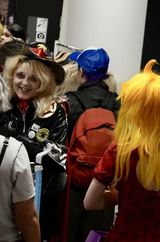 Unge mennesker klædt ud i kostumer