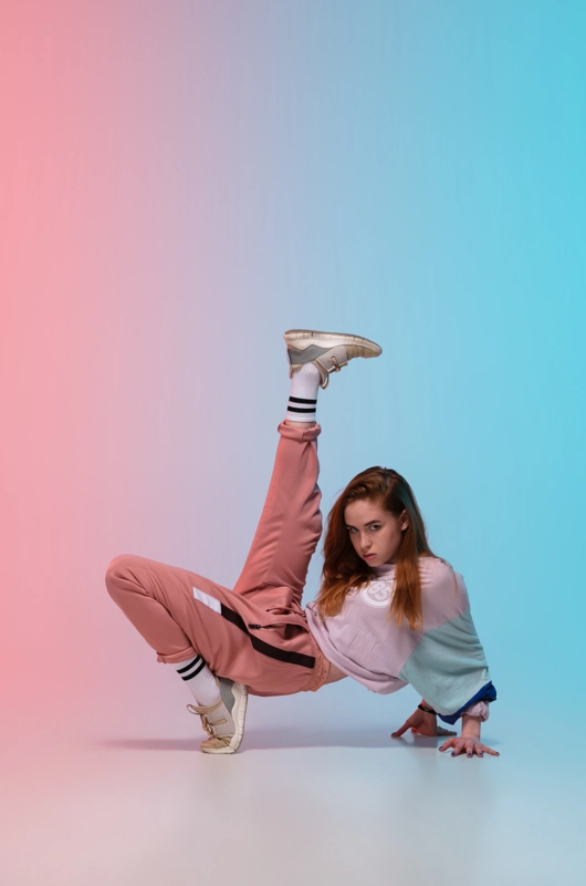 Pige i lyserøde joggingbukser der danser