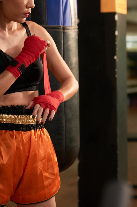 Thaiboksepige med orange shorts