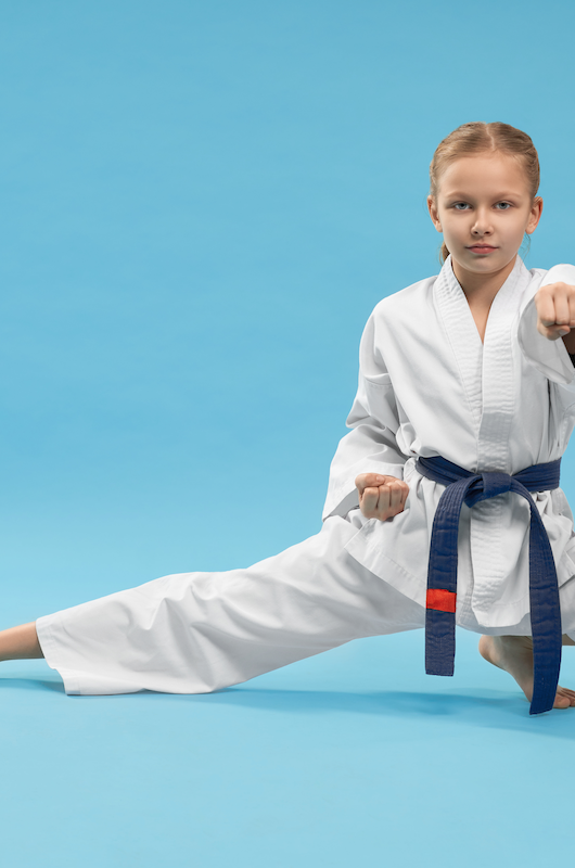 pige i hvid karate dragt