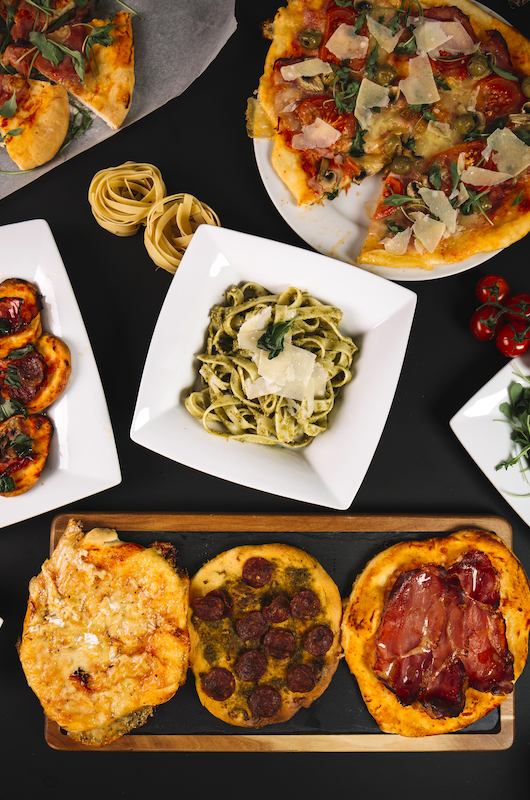 pizzaer og en tallerken med pasta