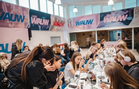 Piger der lægger makeup